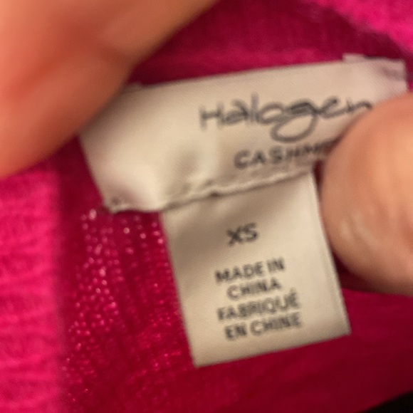Beautiful sweater v neck like new
Cashmere by Halogen - Picture 4 of 4
